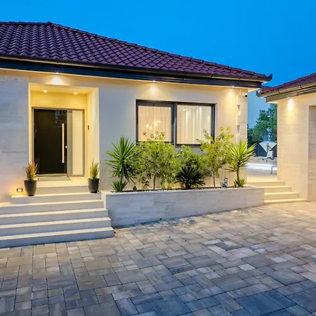 Ballat With Heated Pool Vila