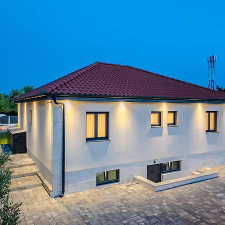 Vila Ballat With Heated Pool *