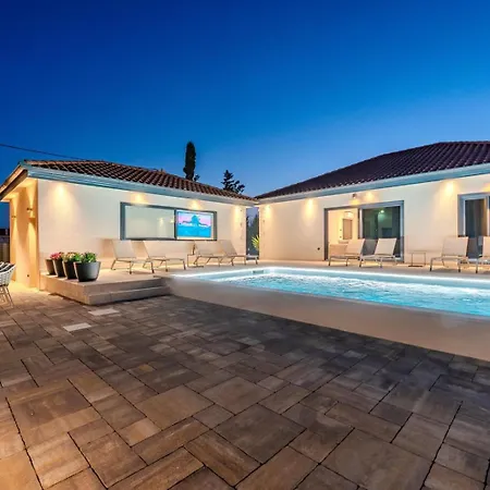 Ballat With Heated Pool 빌라 프리블라카