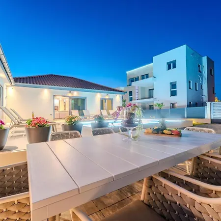 Ballat With Heated Pool *