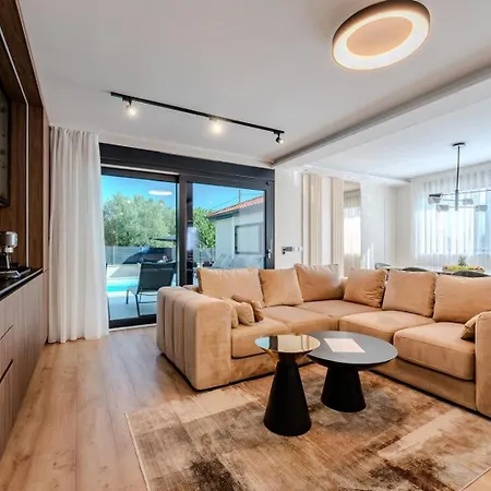 Villa Ballat With Heated Pool