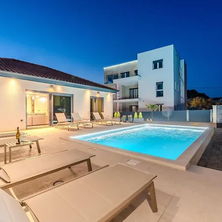 Ballat With Heated Pool Villa *