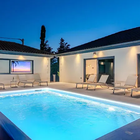 Βίλα Ballat With Heated Pool *