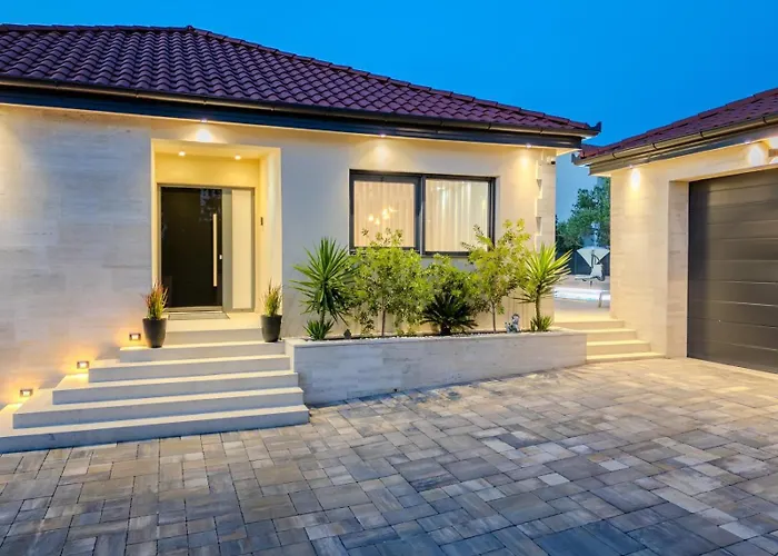 Ballat With Heated Pool Vila