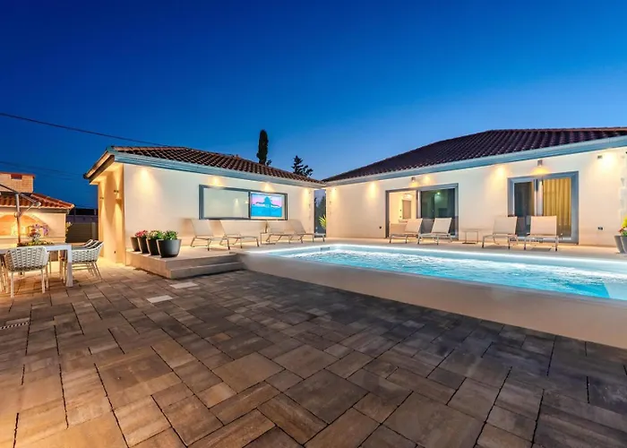 Ballat With Heated Pool Vila Privlaka (Zadar)