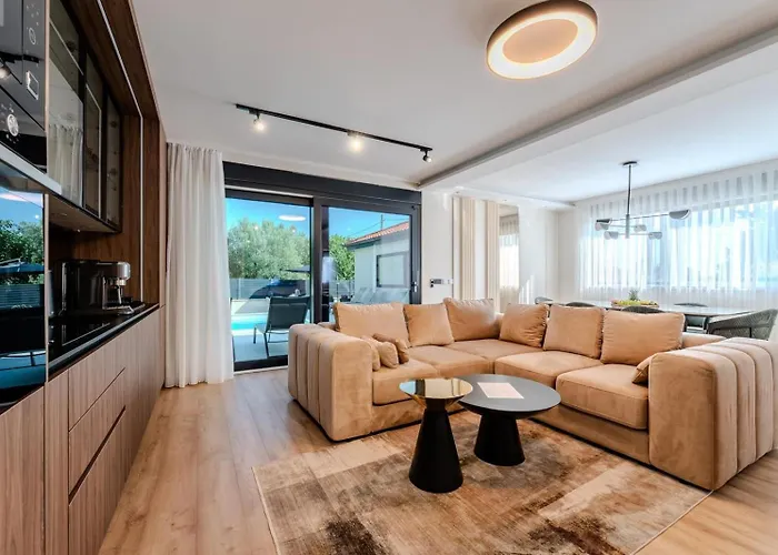 Vila Ballat With Heated Pool