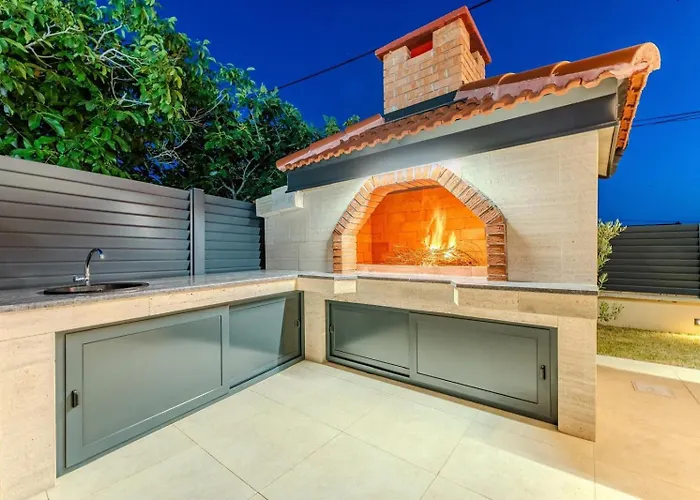 Ballat With Heated Pool Vila