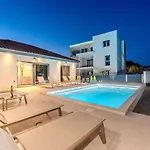Ballat With Heated Pool 빌라 *
