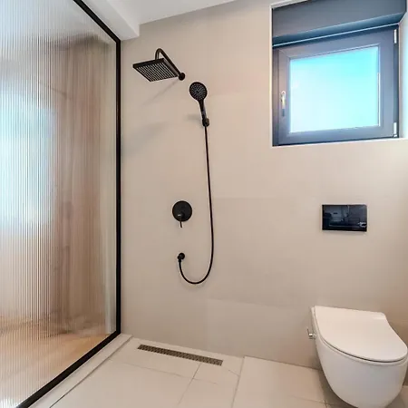 Ballat With Heated Pool Vila *