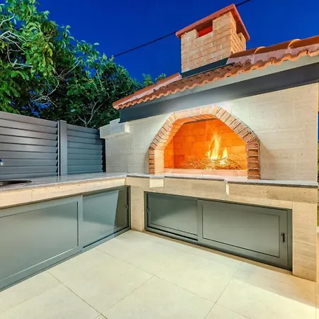 Ballat With Heated Pool Villa