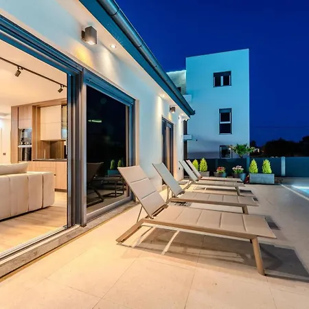 Ballat With Heated Pool Vila Privlaka (Zadar)
